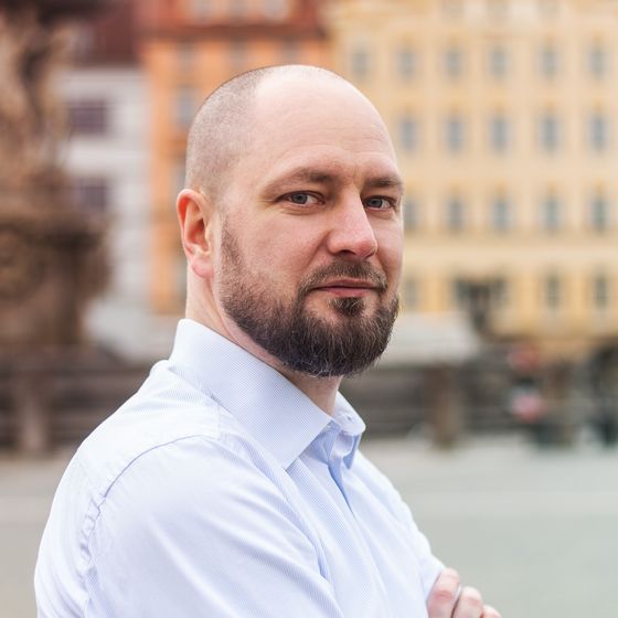 Tomáš Kuba, CEO společnosti Advea, na náměstí v Českých Budějovicích